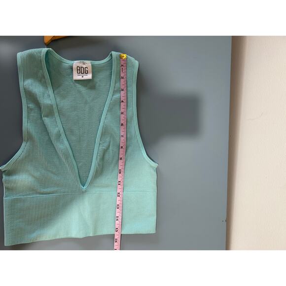 TNA Aritzia crop top womens size M blue ribbed v neck sleeveless - Picture 8 of 8